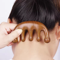 Desain Terbaru Sisir Rambut Kayu Cendana Hijau Alami 100% Buatan Tangan dengan Gigi Lebar Anti Statis untuk Pijat Kulit Kepala dan Perawatan Rambut.