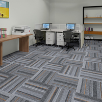 Moquette en polypropylène PVC, revêtement de sol modulaire commercial pour bureau, carreaux rayés 50x50, résistants aux taches, antimicrobiens