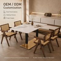 Ensemble de salle à manger moderne pour restaurant, chaises en rotin et bois avec table en pierre frittée et base noire dorée pour mobilier de bistrot et café