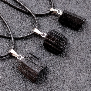 Colgante de turmalina negra natural en bruto, columna irregular, tipo collar. - Product Image 1