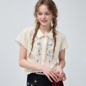 Chemise VEGA CHANG Everyday Sweet Cream blanche brodée de fleurs avec col <span class=keywords><strong>Peter</strong></span> <span class=keywords><strong>Pan</strong></span>, bord festonné et silhouette à manches courtes - Product Image 1