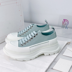 Chaussures de créateur de luxe pour femmes, baskets en toile tendance, logo personnalisé, chaussures plates blanches de style marche, chaussures décontractées à lacets et semelle épaisse pour hommes - Product Image 1