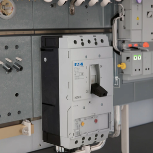 Disjoncteur à boîtier moulé (MCCB) tripolaire à déclenchement thermique/magnétique réglable, haute capacité de coupure, protection contre les surcharges/courts-circuits - Product Image 2