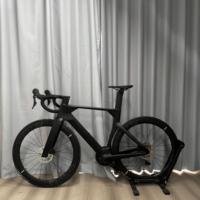 Vélo de route en carbone 2026 700c 24 vitesses Frein à disque hydraulique Cadre aérodynamique 8,5 kg Léger Selle de course confortable Charge 150 kg