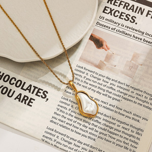 Collier en acier inoxydable avec perles baroques, plaqué or 18 carats, ovale géométrique, pour tous les jours - Product Image 1