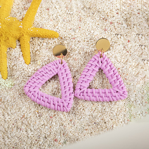 Boucles d'oreilles clous tressées en rotin et herbe de canne, faites à la main, géométriques, triangulaires, ethniques, bohèmes, élégantes et personnalisées pour femmes, cadeau tendance - Product Image 1