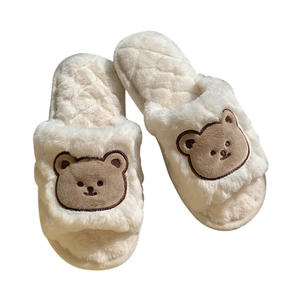 Vente en gros de nouvelles pantoufles pour filles à semelle en PVC, doublure en peluche, motif cœur, pantoufles poilues à personnage unique, de bonne qualité. - Product Image 1