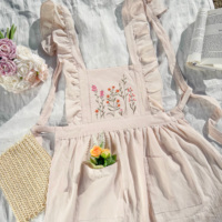 Tablier en coton brodé de fleurs personnalisé, à volants, doux, trois couleurs au choix, pour la maison, la cuisine, cadeau élégant, personnalisable, vente en gros