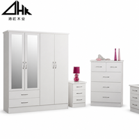Ensemble de meubles de chambre à coucher blancs minimalistes modernes, armoire en bois avec miroir et commode pour la maison et l'appartement