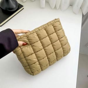 Bolsa de Maquillaje Cosmética Acolchada de Nailon Ligero y Suave con Relleno de Plumón para Invierno 2024 con Logotipo Personalizado - Product Image 3