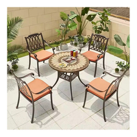de mariage contemporaine italienne avec patio, chaises 4 places, balcon de luxe, petite table à manger ronde pour événements
