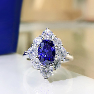 Anello di forma ovale di colore blu dal design elegante per donna - Product Image 2