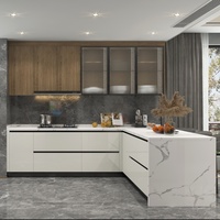 Meubles de cuisine modernes sur mesure avec finition blanc et grain de bois, portes en verre cannelé et bar à petit-déjeuner pour projets de villas