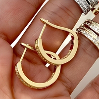 Boucles d'oreilles créoles Huggie plaquées or 18 carats avec zircone cubique et fil pavé coloré pour fêtes et mariages