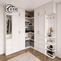 Armoire de dressing moderne en bois massif avec aménagement intérieur réglable pour des besoins de rangement personnalisés