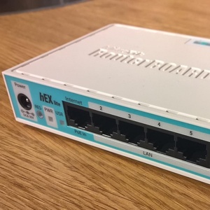 Routeur sans fil Mikrotik HEX RB750Gr3 WiFi 2.4G 5G avec cryptage WEP/WPA, prise en charge QoS, double bande, 2 antennes externes, 8 ports LAN (version US) - Product Image 5