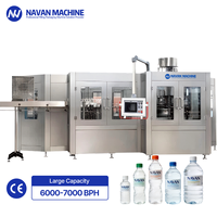 3-in-1 Waterafvulmachine Auto 2500-3000BPH voor PET-flessen XGF8-8-4 RVS PLC Elektrisch aangedreven afvulapparatuur