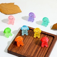 Vente en gros de figurines en résine de tortues mignonnes assises et en voyage, pendentifs en résine de tortues, breloques en résine d'animaux phosphorescentes