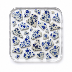 Posavasos de Resina Epoxi Hecho a Mano Estilo Chinoiserie, con Diseño de Porcelana Azul y Blanca Rota Transparente, para Tazas - Product Image 1