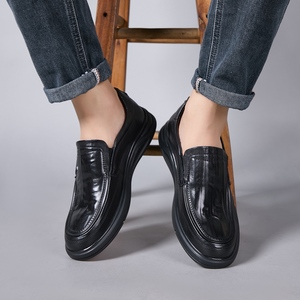 Nouvelles chaussures décontractées pour hommes en cuir souple noir, style britannique, polyvalentes et tendance - Product Image 1