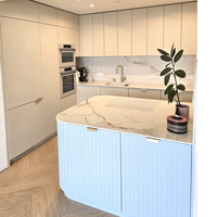 Fabrication de placards de cuisine modulaires de haute qualité avec robinet en quartz, panier de rangement et placage en chêne laqué brillant
