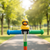Canard en caoutchouc mignon avec hélice de casque, klaxon de vélo et de moto, jouet, ornements de voiture et décoration d'intérieur