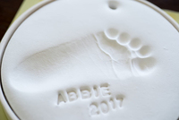 Kit d'ornements en argile à séchage à l'air rondes et colorées personnalisables pour empreintes de mains et de pieds d'enfants (avec tampon date et nom) - Capturez le moment