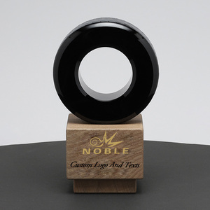 Nouveau trophée de conduite en cristal personnalisé de qualité supérieure, en forme de pneu de camion de 1 million de kilomètres, avec base en bois, logo personnalisé, pour exposition automobile, artisanat sportif, cadeau - Product Image 3