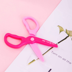 Deli Children's Scissors 6067 Plastic Safe For Origami And School Use - Product Image 3