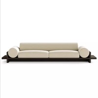 Canapé droit design nordique moderne et épuré, en bois massif et tissu, style discret, trois places, pour petit appartement, avec rembourrage en mousse