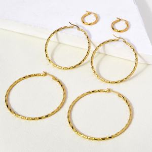 Pendientes de Aro de Acero Inoxidable Chapados en Oro de 18K de Lujo para Mujer - Product Image 3