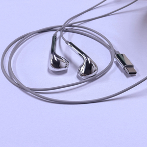 Audífonos Intrauditivos con Cable Tipo C, Plateados, Cromados, Metálicos - Product Image 1