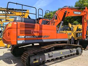 รถขุดดิน Doosan DX 260LC สีแดง อุปกรณ์ก่อสร้างงานหนักสีส้ม - Product Image 3