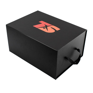 Boîte cadeau magnétique noire de haute qualité personnalisée avec poignée, carton et design grand format, gaufrage et laminage mat, doublure en éponge - Product Image 1