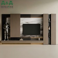 Meuble TV modulaire du sol au plafond avec panneau en pierre aspect marbre, lattes cannelées foncées, base flottante et niches de présentation