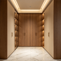 Vestiaire de villa avec porte vitrée, placage noyer, bois bicolore, crème, niche d'exposition ouverte à LED, placard sur mesure, étagère à chaussures, armoire