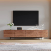 Lemari TV Ruang Tamu Modern OEM dari MDF Walnut dengan Pintu Louvered, Alas Logam, Sistem Manajemen Kabel, Furnitur Rumah yang Tahan Lama