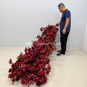 โต๊ะประดับดอกกุหลาบประดิษฐ์แถวแต่งงานสีแดงแบบปรับแต่งลายดอกไม้ประดับโต๊ะโต๊ะประดับทางเดิน - Product Image 1