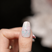 Ongles à presser forme cercueil style Balletcore doux et léger, bleu clair et rose nude avec nœud