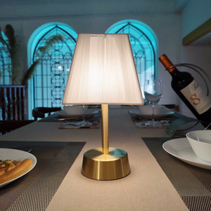 Lampe de table sans fil rechargeable en aluminium en gros & Abat-jour en tissu ou coloré Télécommande Chambre à coucher Pièce de décoration élégante - Product Image 5