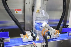 Máquina Automática para Aplicar Fundas Termoencogibles en Botellas de PET de 5L y 10L para Bebidas, Agua y <span class=keywords><strong>Aceite</strong></span>, Máquina Etiquetadora de Botellas de Agua con Película Estirable de PE - Product Image 4