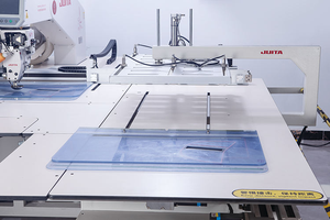 Máquina <span class=keywords><strong>de</strong></span> Coser Automática con Cabezal Giratorio <span class=keywords><strong>de</strong></span> 360 Grados JTK10-90AWWJ, Corte Láser para Fábrica <span class=keywords><strong>de</strong></span> Ropa - Product Image 3