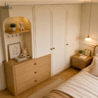 Armoire de style Japandi blanc crème avec commode pliable, étagère flottante, rangement moderne pour chambre et salon