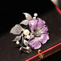 XILIANGFEIZI Nouvelle Broche Fleur Violette en Émail et Perle Naturelle, Design de Luxe Tendance, Bijou Populaire, Cadeau Saint-Valentin