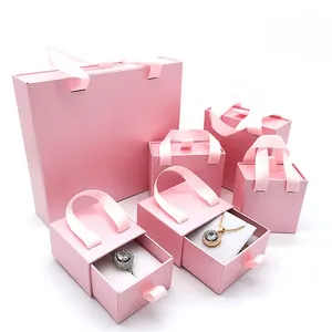 Toptan özel Logo sert sürgülü dışarı çekmece kutusu süslü hediye kutusu ForJewelry yüzük küpe kolye depolama perakende kutusu ve şerit