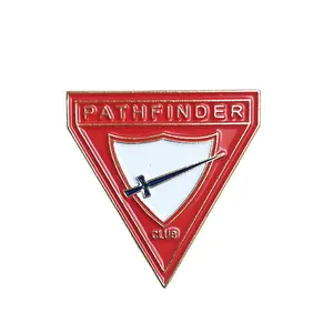 Vendita calda custom red pathfinder club badge triangolo forma souvenir regali spille in metallo placcatura in oro