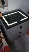 Lemari Nakas Kayu dengan Kunci Sandi, 3 Laci, Pengisian Daya Nirkabel, Lampu Ambient, Speaker Bluetooth, Kaca