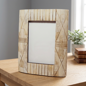 Cadre photo moderne en os naturel, design à rayures diagonales rectangulaires, affichage vertical sur table, cadre photo personnalisé, décoration intérieure - Product Image 1