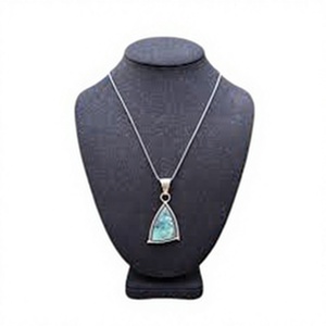 Collier pendentif en acier inoxydable avec pierre turquoise naturelle, serti en forme de trilène, design minimaliste, chaîne plaquée argent - Product Image 1