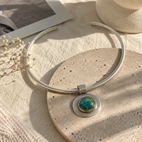 Collier Torque avec pendentif cabochon turquoise serti clos en cuivre ton argenté, bijou statement pour femme, cadeau